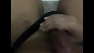 Eu de calcinha e minha mulher batendo punheta &lpar;20170901&rpar; cdspbisexual